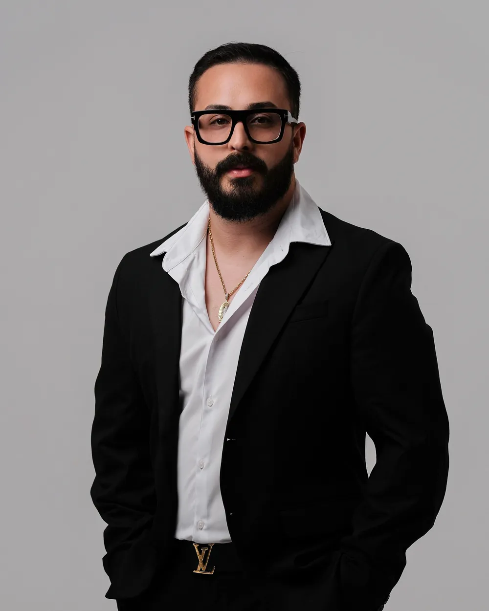 Joe Lajara, inversionista en Sección 8 y mentor, con traje negro y camisa blanca